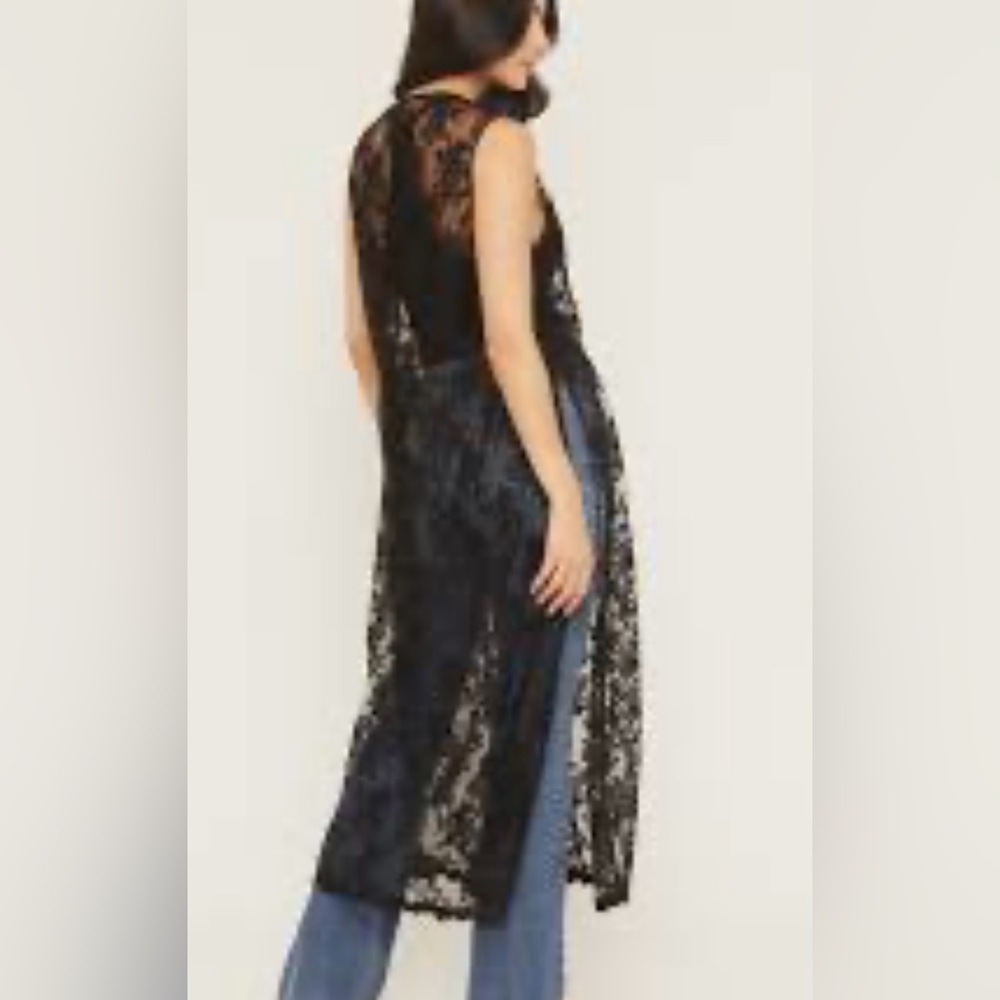 Black Lace Sleeveless Vest SIZE S/M NWOT (OPEN FRONT)
KM01